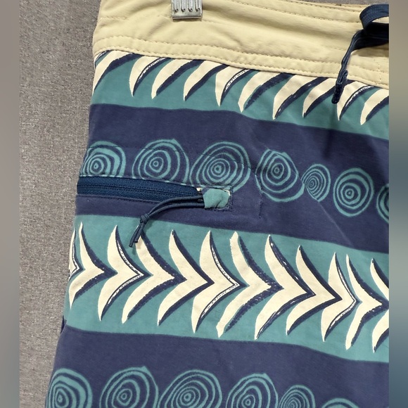 Patagonia Blue and Cream Board Shorts with Geometric Patterns Size 36 - Picture 3 of 6